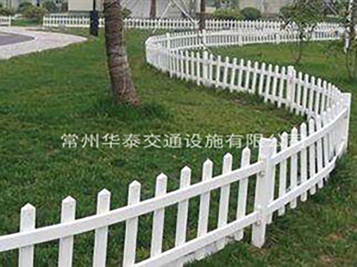 草坪护栏在梅雨季节的维护措施